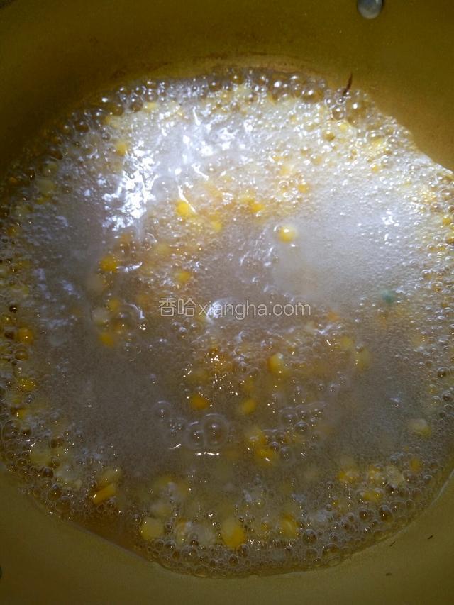 再次煮开后加入适量白糖，再倒入鸡蛋液搅拌均匀即可