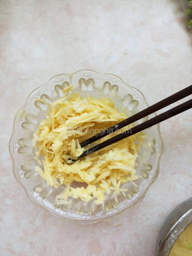把糊糊倒入土豆丝里，搅拌均匀