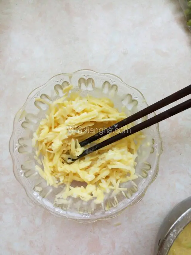 把糊糊倒入土豆丝里，搅拌均匀