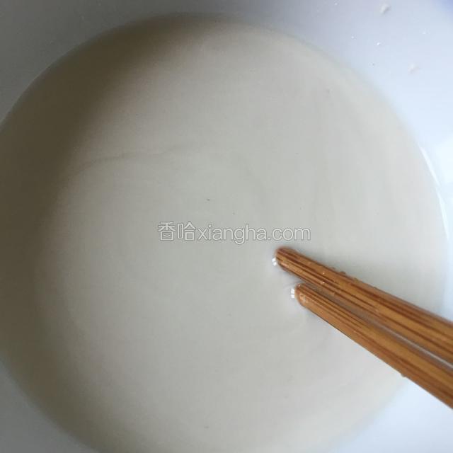 把水与粉融合用筷子搅拌至无颗粒，尽量多搅拌会