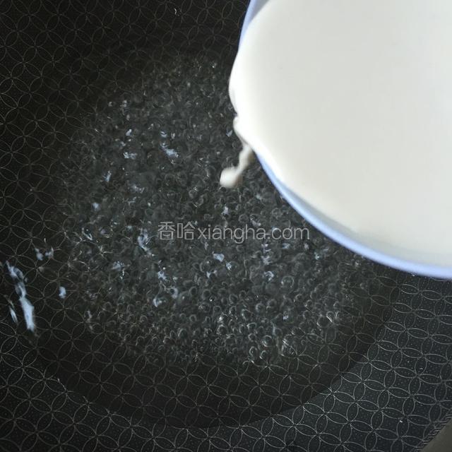 另一个锅准备350克清水煮沸后将处理好的浆糊倒入锅中，