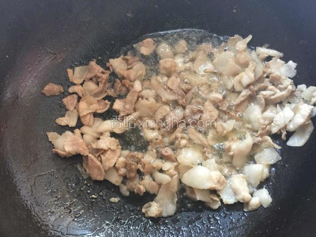 肉切片把肉炒熟装盘备用