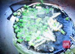 黄豆芽炒咸鱼的做法图解7