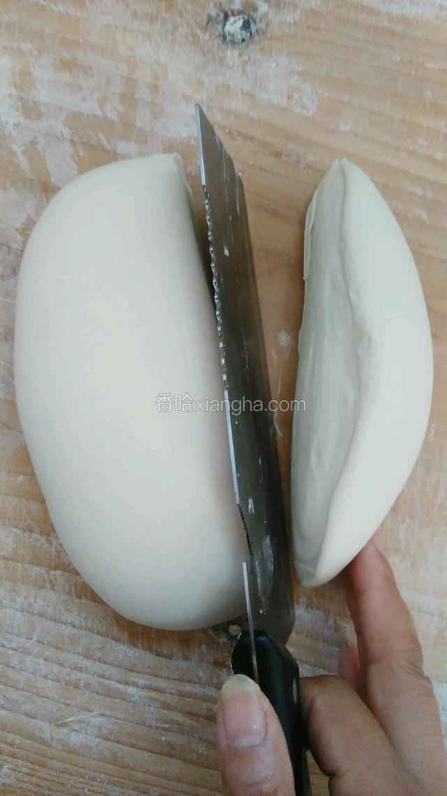 用刀在面团上切下一块面。