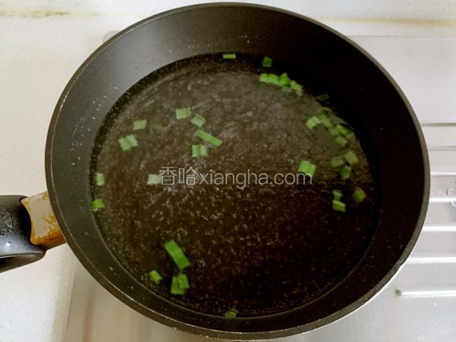然后加入适量的清水。