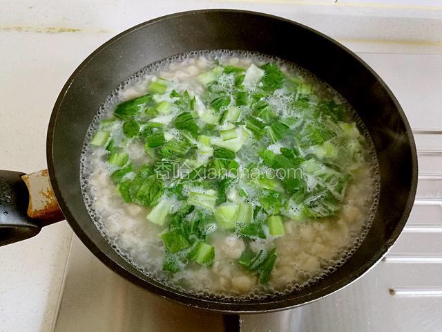 放入青菜，稍煮片刻。