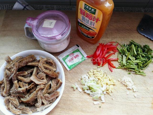 准备食材:牛肚提前炖熟凉后切丝，葱姜蒜切碎，白胡椒粉，盐，鸡汁，红椒丝，香菜梗切段备齐
