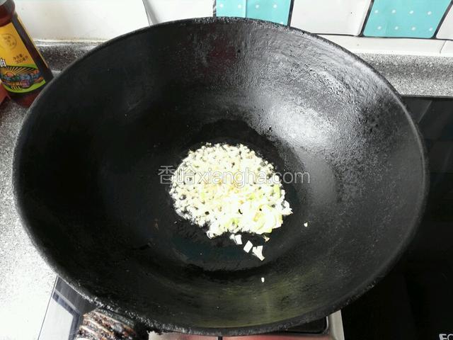 锅中倒入少许食用油，放入葱姜末炸香，留下葱油