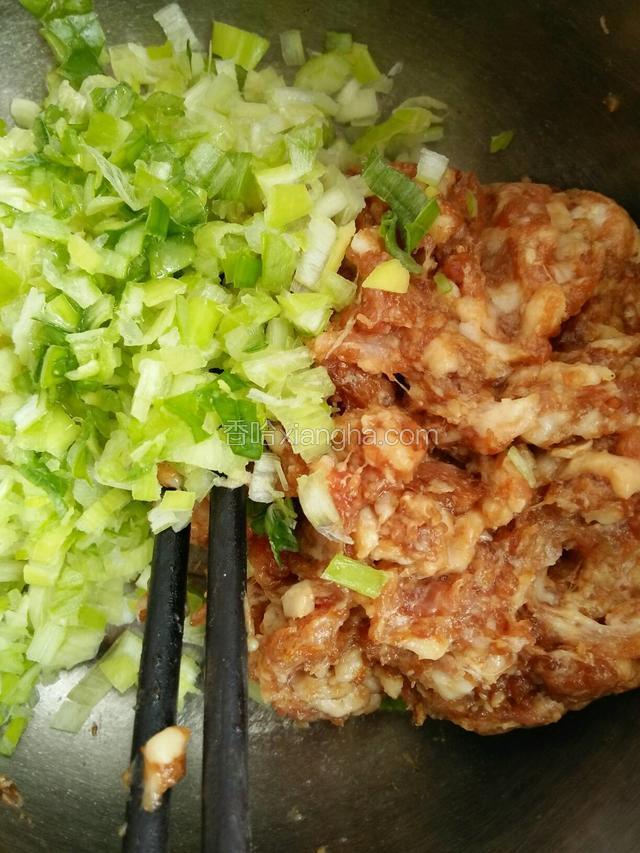 葱末和姜末放入盆里，倒入一勺植物油