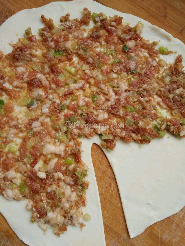 从一边切一刀开口，铺上肉馅，开口处留一块不铺肉馅