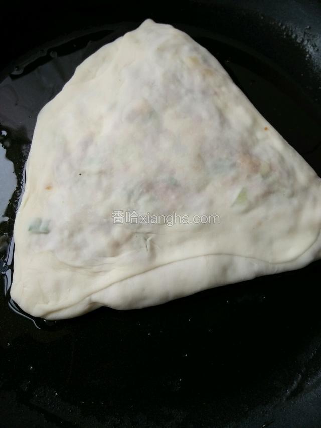 平底锅刷油放入饼胚，盖盖，开小火，略定型上面刷油。