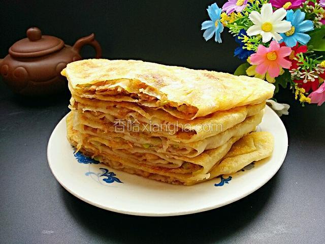 两面烙至金黄即可。