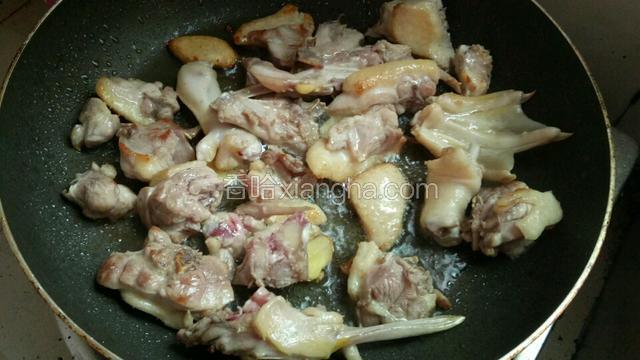 热锅，倒入少许花生油，倒入鸭肉爆香爆出油，再加入姜片爆一会。