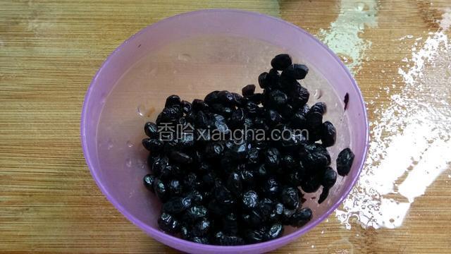豆豉洗干净备用。