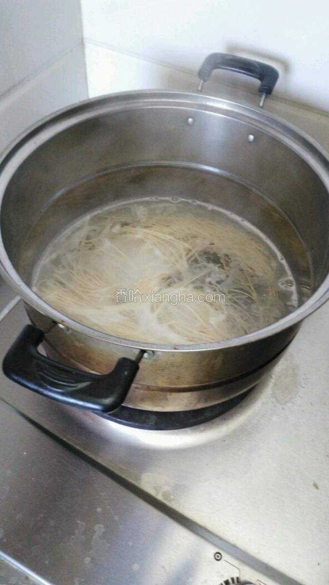 锅中做水加热，煮熟面