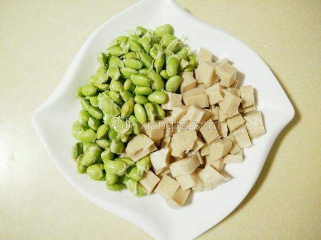 主料：豆米去壳洗净，面筋切丁，备用