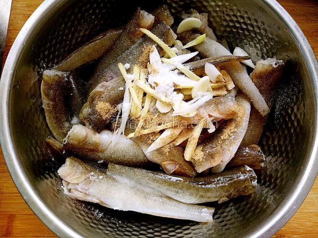 加适量料酒，盐，五香粉