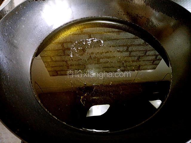 锅中放足量油，烧至八成热