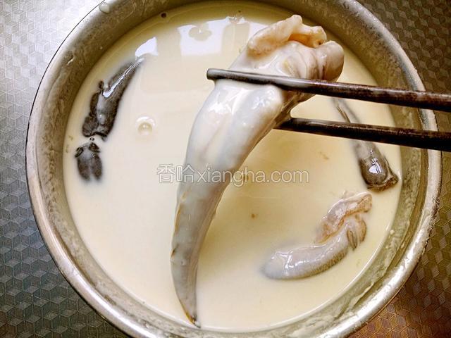 将小光鱼在鸡蛋面糊中打个滚儿