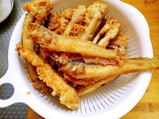 至鱼身金黄捞出来沥油