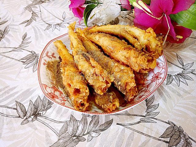 上面撒适量椒盐，开吃，或者盘边撒椒盐，蘸食