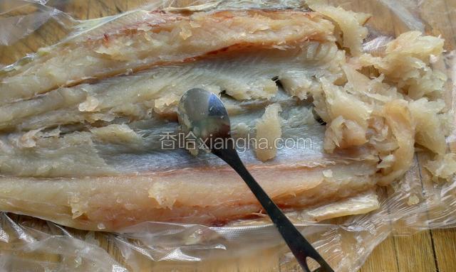 用小勺很容易就把鱼肉刮下来了