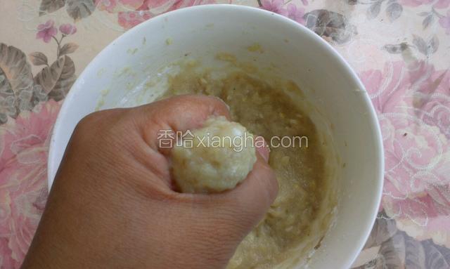 锅烧开水，用手挤出丸子，下到锅里