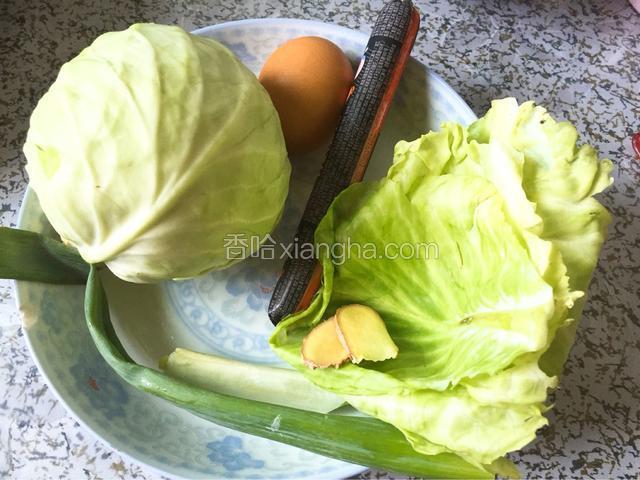 准备好以上材料除鸡蛋火腿肠外，其他洗干净备用