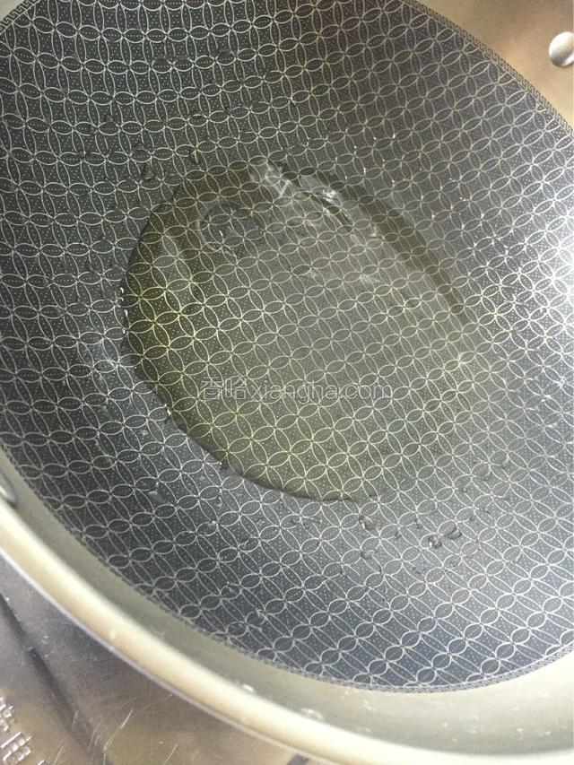 先热锅倒油