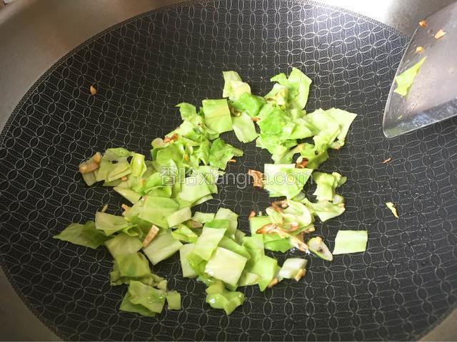 再倒入包菜翻炒八成熟左右