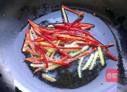 辣椒炒蚕蛹的做法图解3