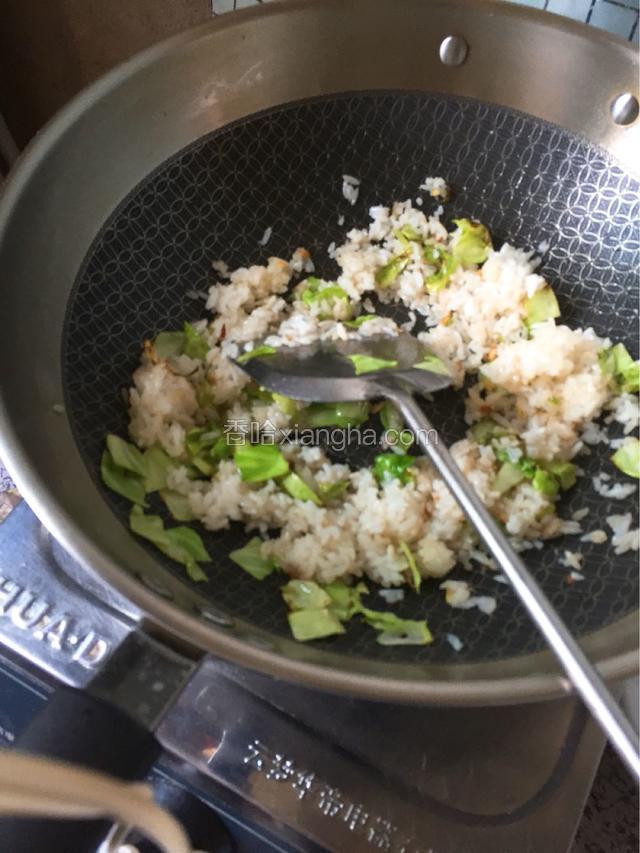 再倒入米饭炒匀