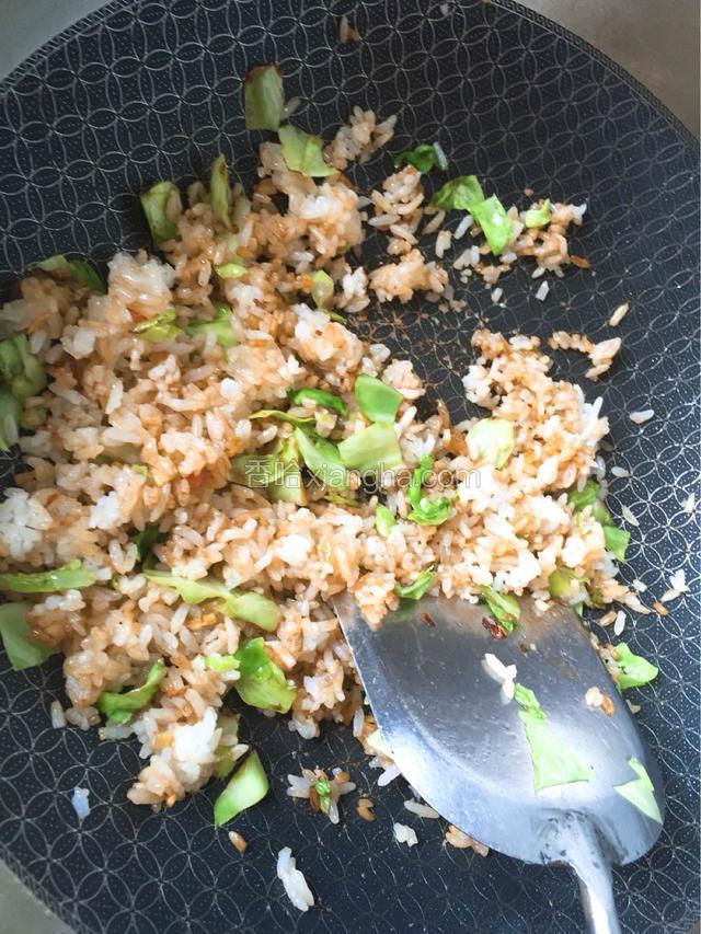 加酱油上色继续炒匀