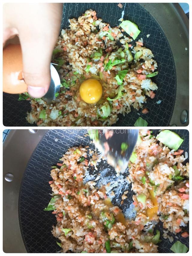 这时候加的差不多了打一个鸡蛋后快速翻炒以免粘锅