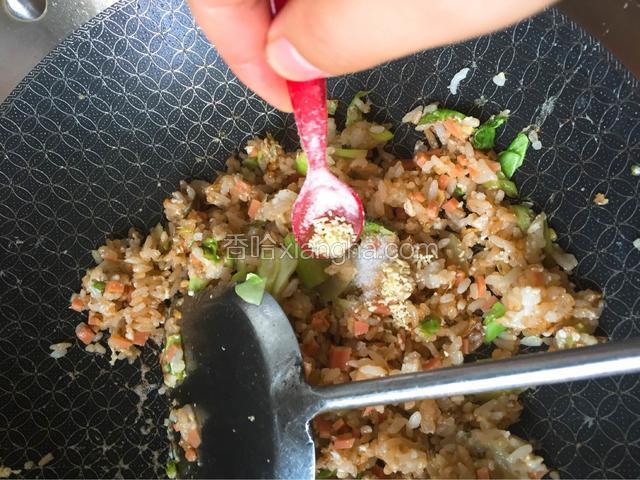 炒匀后加适量盐，鸡粉，继续炒匀