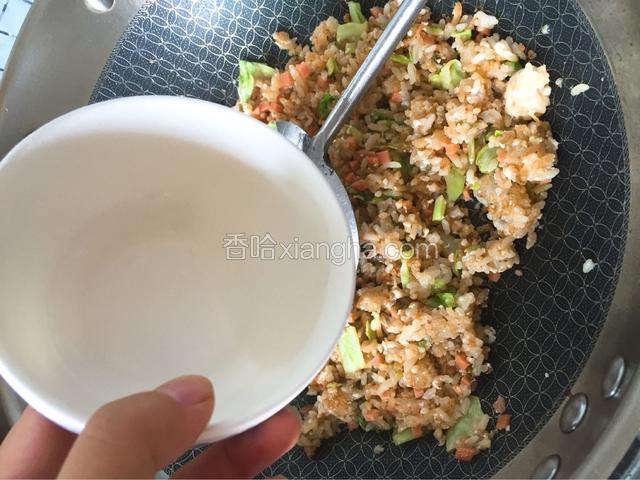 最后一步可加可不加，我今天的剩饭有点干，这里一汤勺量的清水，当然家里有菜汤高汤，都可以那味道可比这香多了
