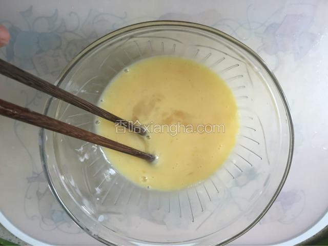 鹅蛋打入碗里，加少许盐、料酒、水淀粉顺着一个方向搅拌均匀。
