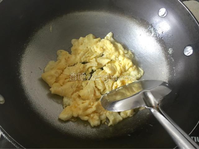 中火将锅烧热，倒入适量油，再倒入蛋液煎成金黄色。