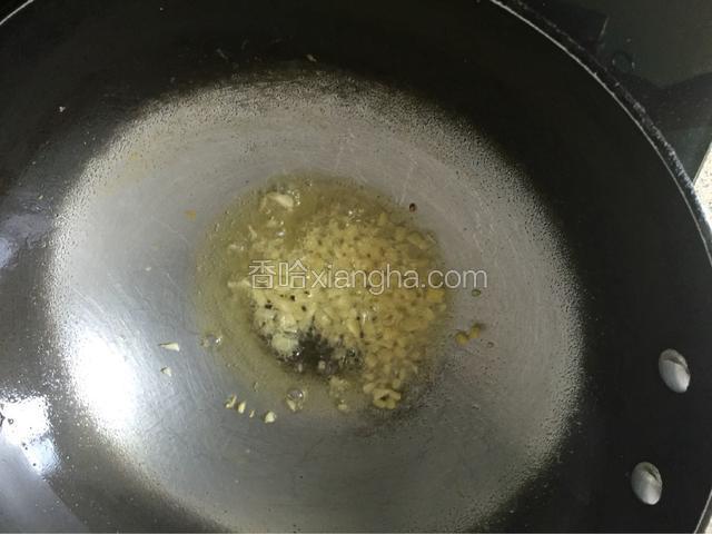 锅里加入少许油，放姜蒜末爆香。