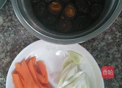 香菇炒鸡腿的做法图解1