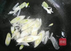 香菇炒鸡腿的做法图解3