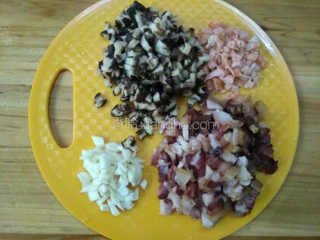 冬菇去蒂切粒，腊肉切碎，虾米切粒，蒜切粒待用。