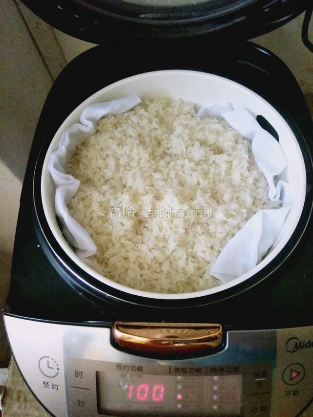 蒸了有1小时就用勺子装底部的反过来，加入适量水再蒸1小时。