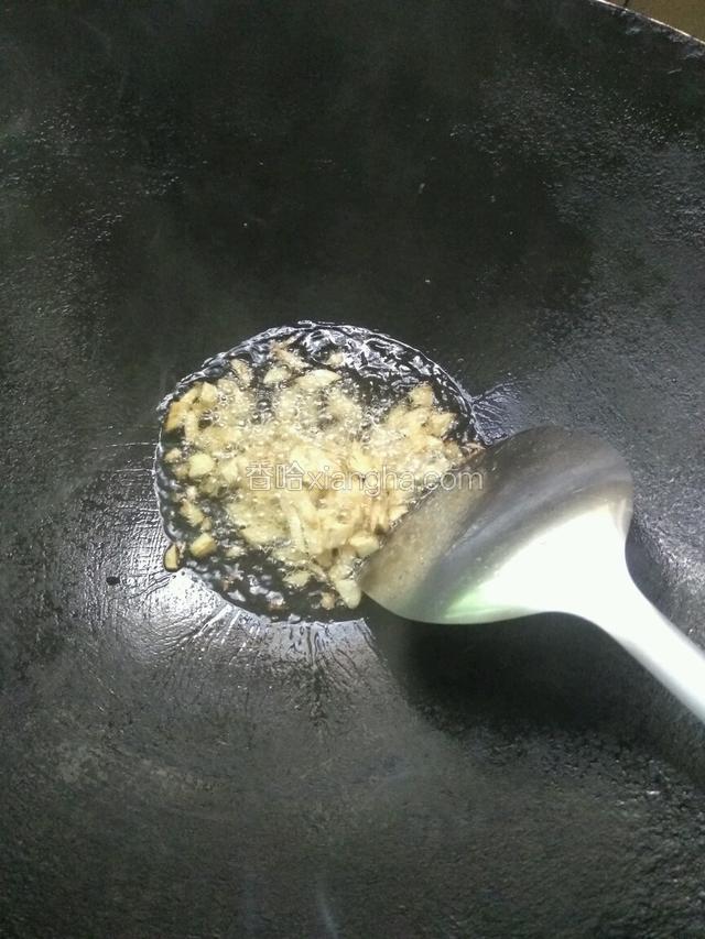 锅内放入适量油，加入蒜粒爆香，爆香后去掉蒜粒渣。