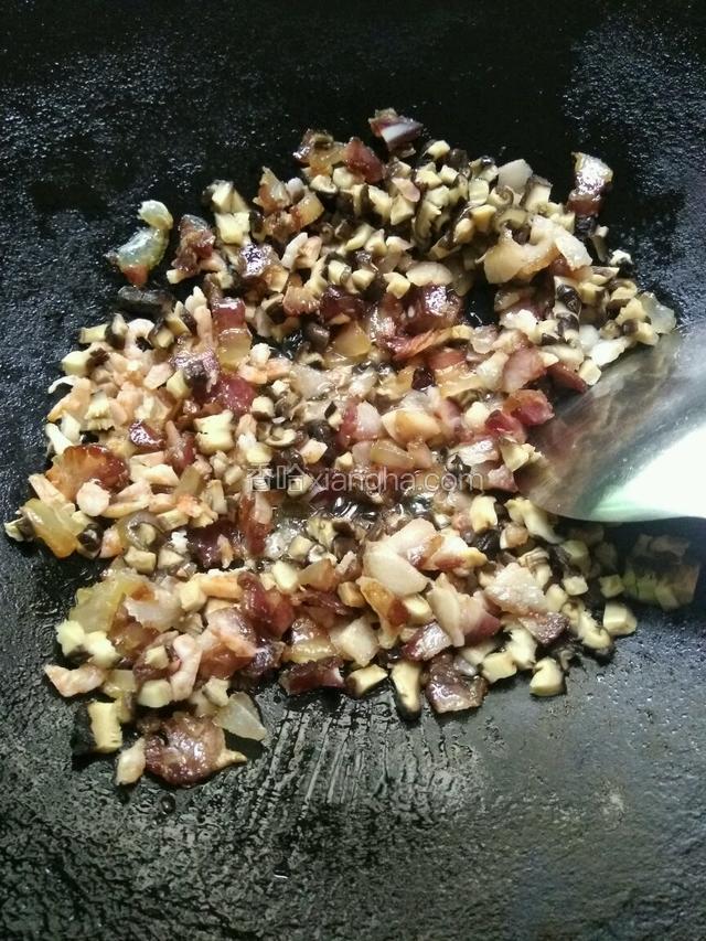 将所有配料一同放入锅内炒香。