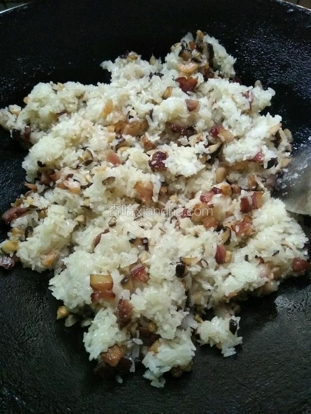 用小碗装一点水加入少许盐融化后倒入锅内，加入适量生抽，炒均匀关火。