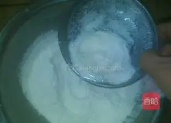 Illustration of how to make the whitening and nourishing almond lotus leaf cake 1