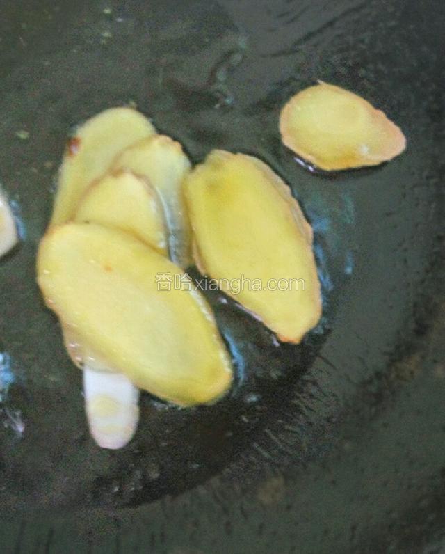 用盐白酒姜片儿腌制一小时以上。