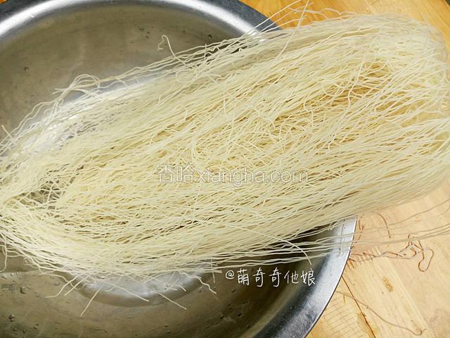 面的选择有很多种，我这里用的浙江的特产米面，不是粉丝哦！如果没有可以用略粗的挂面或水面。
