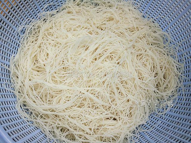 泡软后捞出控水备用。